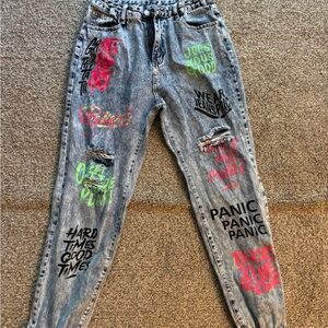Graphic jeans